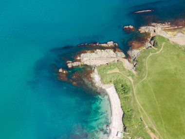 Bulgaristan 'ın Burgaz Bölgesi' nin Varvara kasabası yakınlarındaki Karadeniz kıyı şeridinin hava manzarası