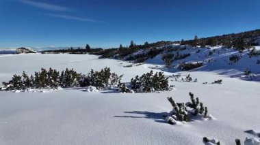 Bulgaristan 'ın Polezhan ve Bezbog Tepeleri yakınlarındaki Pirin Dağı' nın muhteşem kış manzarası