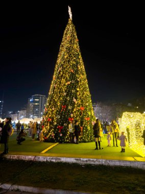 SOFYA, BULGARIA - 13 Eylül 2025: Bulgaristan 'ın Sofya Şehir Merkezi' nin panoramik gece manzarası