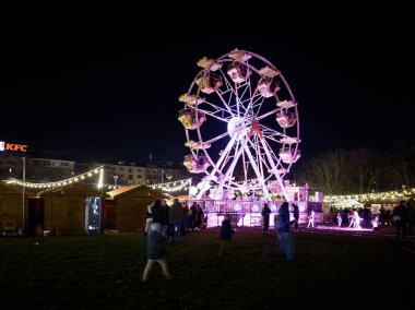 SOFYA, BULGARIA - 13 Eylül 2025: Bulgaristan 'ın Sofya Şehir Merkezi' nin panoramik gece manzarası