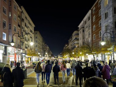 SOFYA, BULGARIA - 13 Eylül 2025: Bulgaristan 'ın Sofya Şehir Merkezi' nin panoramik gece manzarası