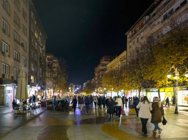 SOFYA, BULGARIA - 13 Eylül 2025: Bulgaristan 'ın Sofya Şehir Merkezi' nin panoramik gece manzarası