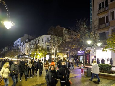 SOFYA, BULGARIA - 13 Eylül 2025: Bulgaristan 'ın Sofya Şehir Merkezi' nin panoramik gece manzarası