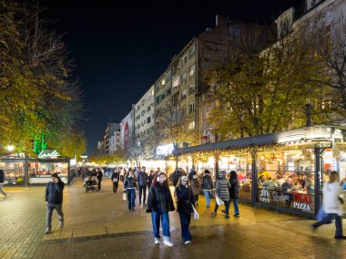 SOFYA, BULGARIA - 13 Eylül 2025: Bulgaristan 'ın Sofya Şehir Merkezi' nin panoramik gece manzarası