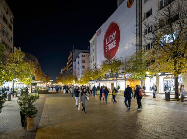 SOFYA, BULGARIA - 13 Eylül 2025: Bulgaristan 'ın Sofya Şehir Merkezi' nin panoramik gece manzarası