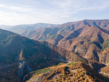 Bulgaristan 'ın Filibe Bölgesi' ndeki Yugovo köyü yakınlarındaki Rodop dağının şaşırtıcı sonbahar manzarası