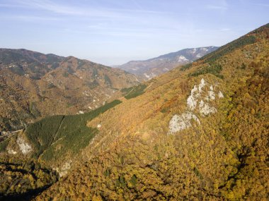 Bulgaristan 'ın Filibe Bölgesi' ndeki Yugovo köyü yakınlarındaki Rodop dağının şaşırtıcı sonbahar manzarası