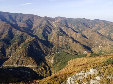 Bulgaristan 'ın Filibe Bölgesi' ndeki Yugovo köyü yakınlarındaki Rodop dağının şaşırtıcı sonbahar manzarası