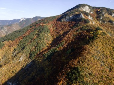 Bulgaristan 'ın Filibe Bölgesi' ndeki Yugovo köyü yakınlarındaki Rodop dağının şaşırtıcı sonbahar manzarası
