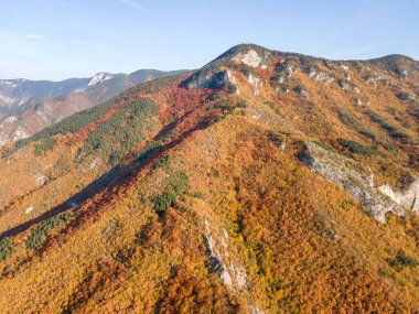 Bulgaristan 'ın Filibe Bölgesi' ndeki Yugovo köyü yakınlarındaki Rodop dağının şaşırtıcı sonbahar manzarası