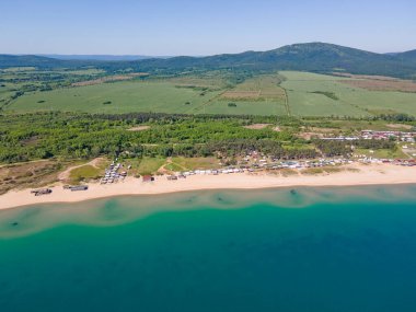 Bulgaristan 'ın Burgaz Bölgesi' nin Sozopol kasabası yakınlarındaki Gradina (Bahçe) plajının havadan manzarası