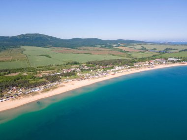Bulgaristan 'ın Burgaz Bölgesi' nin Sozopol kasabası yakınlarındaki Gradina (Bahçe) plajının havadan manzarası