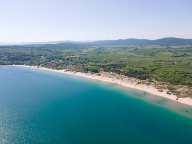 Bulgaristan 'ın Burgaz Bölgesi' nin Sozopol kasabası yakınlarındaki Gradina (Bahçe) plajının havadan manzarası