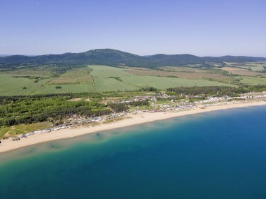 Bulgaristan 'ın Burgaz Bölgesi' nin Sozopol kasabası yakınlarındaki Gradina (Bahçe) plajının havadan manzarası