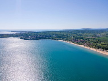 Bulgaristan 'ın Burgaz Bölgesi' nin Sozopol kasabası yakınlarındaki Gradina (Bahçe) plajının havadan manzarası