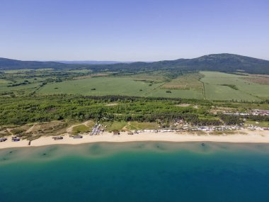 Bulgaristan 'ın Burgaz Bölgesi' nin Sozopol kasabası yakınlarındaki Gradina (Bahçe) plajının havadan manzarası