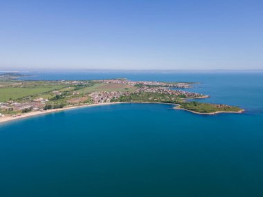 Bulgaristan 'ın Burgaz Bölgesi' nin Sozopol kasabası yakınlarındaki Gradina (Bahçe) plajının havadan manzarası