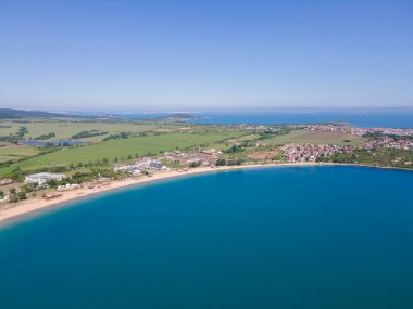 Bulgaristan 'ın Burgaz Bölgesi' nin Sozopol kasabası yakınlarındaki Gradina (Bahçe) plajının havadan manzarası