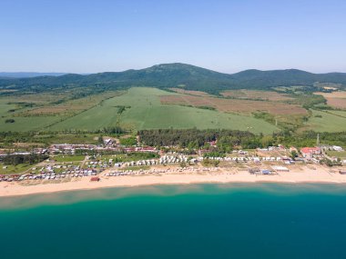 Bulgaristan 'ın Burgaz Bölgesi' nin Sozopol kasabası yakınlarındaki Gradina (Bahçe) plajının havadan manzarası