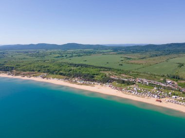 Bulgaristan 'ın Burgaz Bölgesi' nin Sozopol kasabası yakınlarındaki Gradina (Bahçe) plajının havadan manzarası