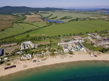 Bulgaristan 'ın Burgaz Bölgesi' nin Sozopol kasabası yakınlarındaki Gradina (Bahçe) plajının havadan manzarası