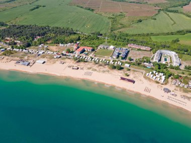Bulgaristan 'ın Burgaz Bölgesi' nin Sozopol kasabası yakınlarındaki Gradina (Bahçe) plajının havadan manzarası