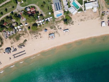 Bulgaristan 'ın Burgaz Bölgesi' nin Sozopol kasabası yakınlarındaki Gradina (Bahçe) plajının havadan manzarası