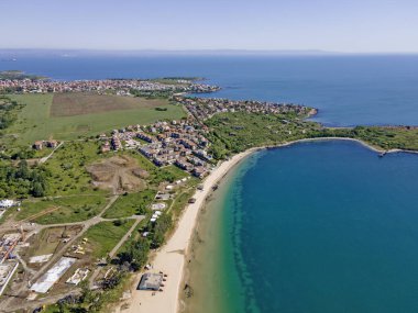 Bulgaristan 'ın Burgaz Bölgesi' nin Sozopol kasabası yakınlarındaki Gradina (Bahçe) plajının havadan manzarası