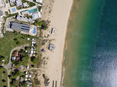 Bulgaristan 'ın Burgaz Bölgesi' nin Sozopol kasabası yakınlarındaki Gradina (Bahçe) plajının havadan manzarası