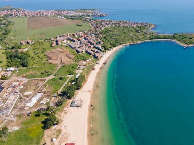 Bulgaristan 'ın Burgaz Bölgesi' nin Sozopol kasabası yakınlarındaki Gradina (Bahçe) plajının havadan manzarası