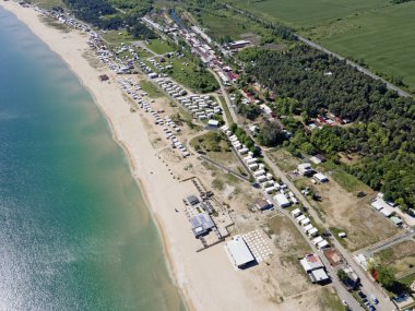 Bulgaristan 'ın Burgaz Bölgesi' nin Sozopol kasabası yakınlarındaki Gradina (Bahçe) plajının havadan manzarası