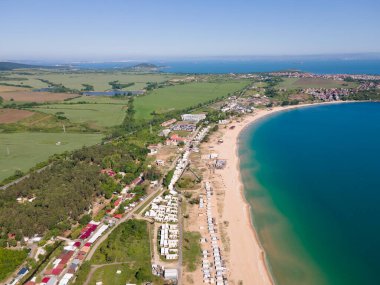 Bulgaristan 'ın Burgaz Bölgesi' nin Sozopol kasabası yakınlarındaki Gradina (Bahçe) plajının havadan manzarası