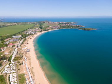 Bulgaristan 'ın Burgaz Bölgesi' nin Sozopol kasabası yakınlarındaki Gradina (Bahçe) plajının havadan manzarası