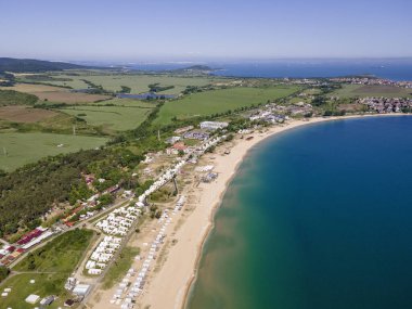 Bulgaristan 'ın Burgaz Bölgesi' nin Sozopol kasabası yakınlarındaki Gradina (Bahçe) plajının havadan manzarası