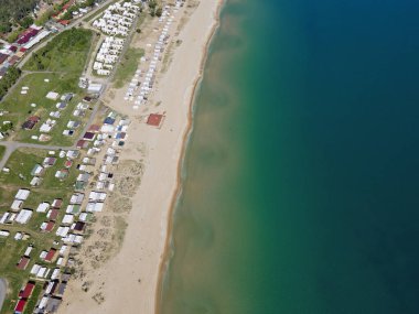 Bulgaristan 'ın Burgaz Bölgesi' nin Sozopol kasabası yakınlarındaki Gradina (Bahçe) plajının havadan manzarası