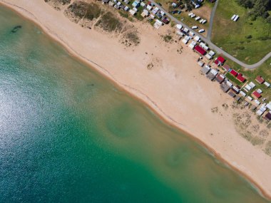 Bulgaristan 'ın Burgaz Bölgesi' nin Sozopol kasabası yakınlarındaki Gradina (Bahçe) plajının havadan manzarası