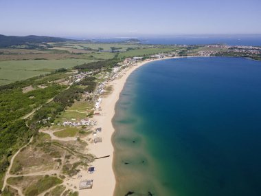 Bulgaristan 'ın Burgaz Bölgesi' nin Sozopol kasabası yakınlarındaki Gradina (Bahçe) plajının havadan manzarası