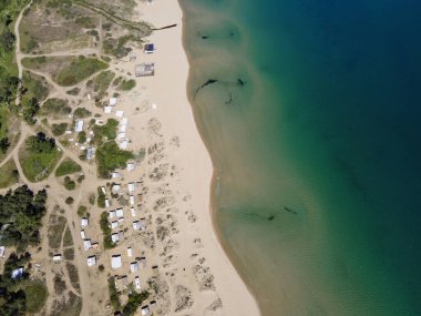 Bulgaristan 'ın Burgaz Bölgesi' nin Sozopol kasabası yakınlarındaki Gradina (Bahçe) plajının havadan manzarası