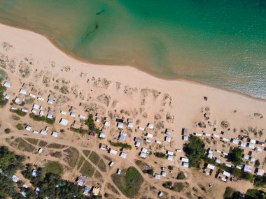 Bulgaristan 'ın Burgaz Bölgesi' nin Sozopol kasabası yakınlarındaki Gradina (Bahçe) plajının havadan manzarası