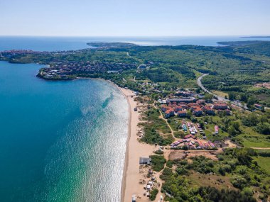 Bulgaristan 'ın Burgaz Bölgesi' nin Sozopol kasabası yakınlarındaki Gradina (Bahçe) plajının havadan manzarası