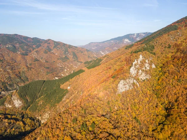 Bulgaristan 'ın Filibe Bölgesi' ndeki Yugovo köyü yakınlarındaki Rodop dağının şaşırtıcı sonbahar manzarası