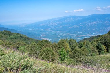 Bulgaristan 'ın Blagoevgrad bölgesinin Kongur tepesi çevresindeki Belasitsa Dağı yaz manzarası