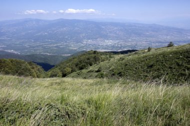 Bulgaristan 'ın Blagoevgrad bölgesinin Kongur tepesi çevresindeki Belasitsa Dağı yaz manzarası