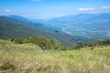 Bulgaristan 'ın Blagoevgrad bölgesinin Kongur tepesi çevresindeki Belasitsa Dağı yaz manzarası