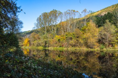 Bulgaristan 'ın Sofya kentinin Pancharevo Gölü yakınlarından geçen Iskar Nehri' nin Sonbahar Manzarası