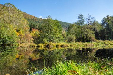Bulgaristan 'ın Sofya kentinin Pancharevo Gölü yakınlarından geçen Iskar Nehri' nin Sonbahar Manzarası