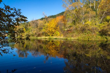 Bulgaristan 'ın Sofya kentinin Pancharevo Gölü yakınlarından geçen Iskar Nehri' nin Sonbahar Manzarası