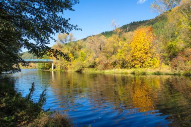 Bulgaristan 'ın Sofya kentinin Pancharevo Gölü yakınlarından geçen Iskar Nehri' nin Sonbahar Manzarası