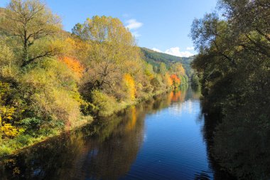 Bulgaristan 'ın Sofya kentinin Pancharevo Gölü yakınlarından geçen Iskar Nehri' nin Sonbahar Manzarası