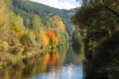 Bulgaristan 'ın Sofya kentinin Pancharevo Gölü yakınlarından geçen Iskar Nehri' nin Sonbahar Manzarası
